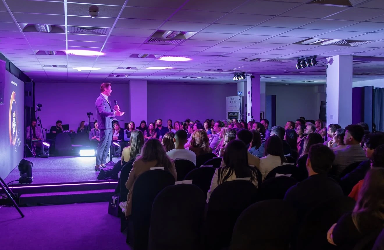 wimbledon-conference-hall-speaker-stage-purple-lighting-full-room