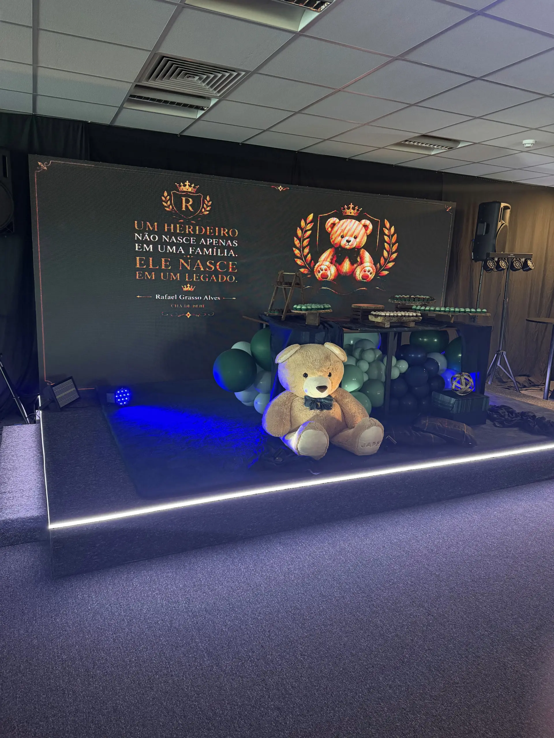 wimbledon-event-space-stage-custom-backdrop-theatre-layout