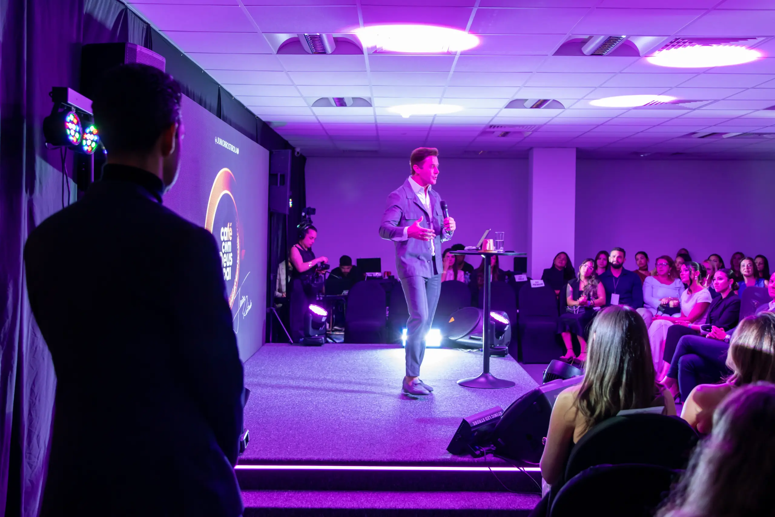 wimbledon-event-space-theatre-layout-side-view-speaker-on-stage